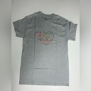 Dios es Amor” Graphic Tee – Size S ✨
Color: Gray